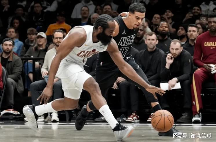 开云真人-争议吹罚让哈登里程悲，13+10中锋不可或缺，对手两副将改变战局